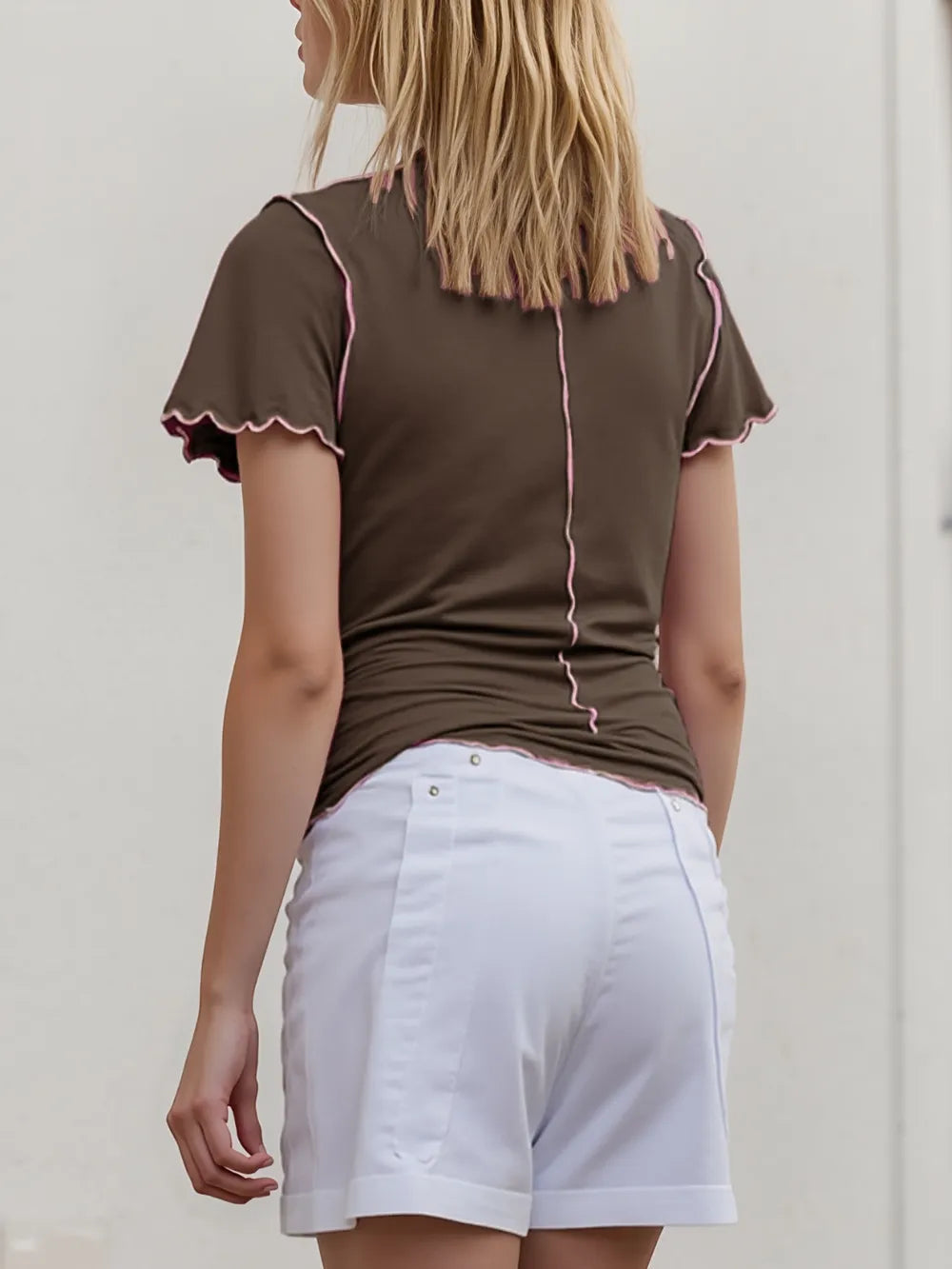 Camiseta de manga corta con cuello alto y ribete en contraste