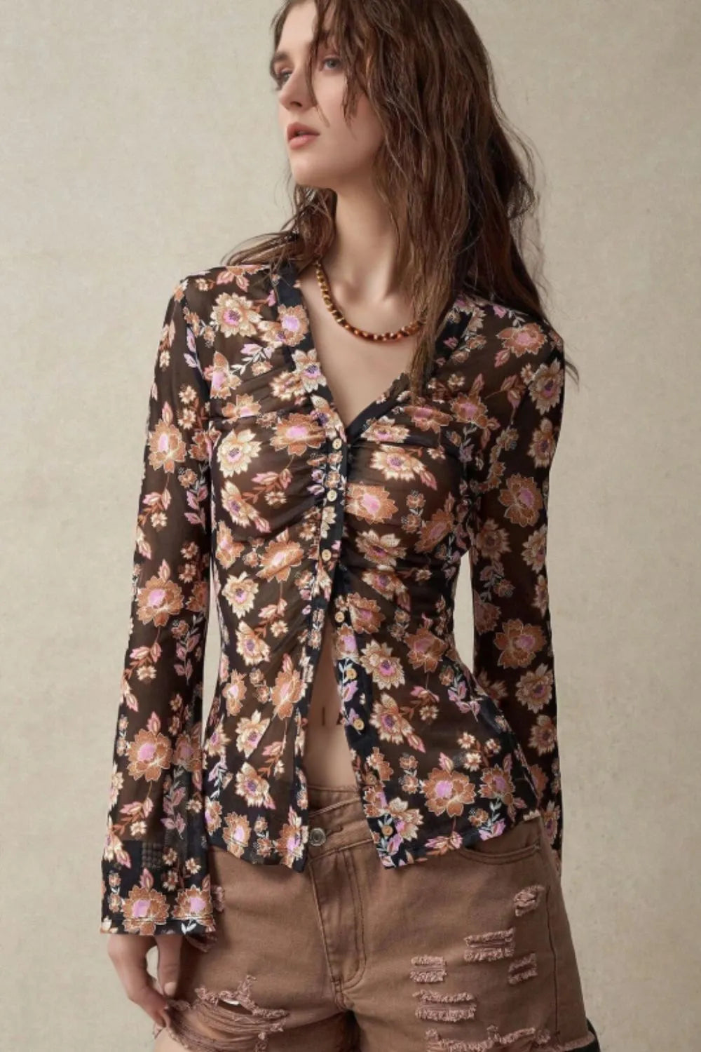 Camisa floral con botones al frente y mangas acampanadas