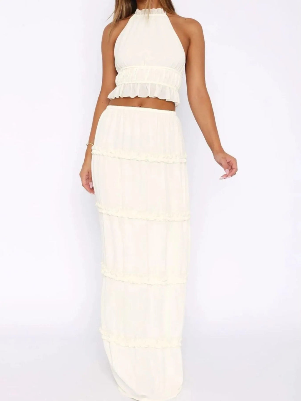 Conjunto de top corto con espalda descubierta y falda larga con cuello halter