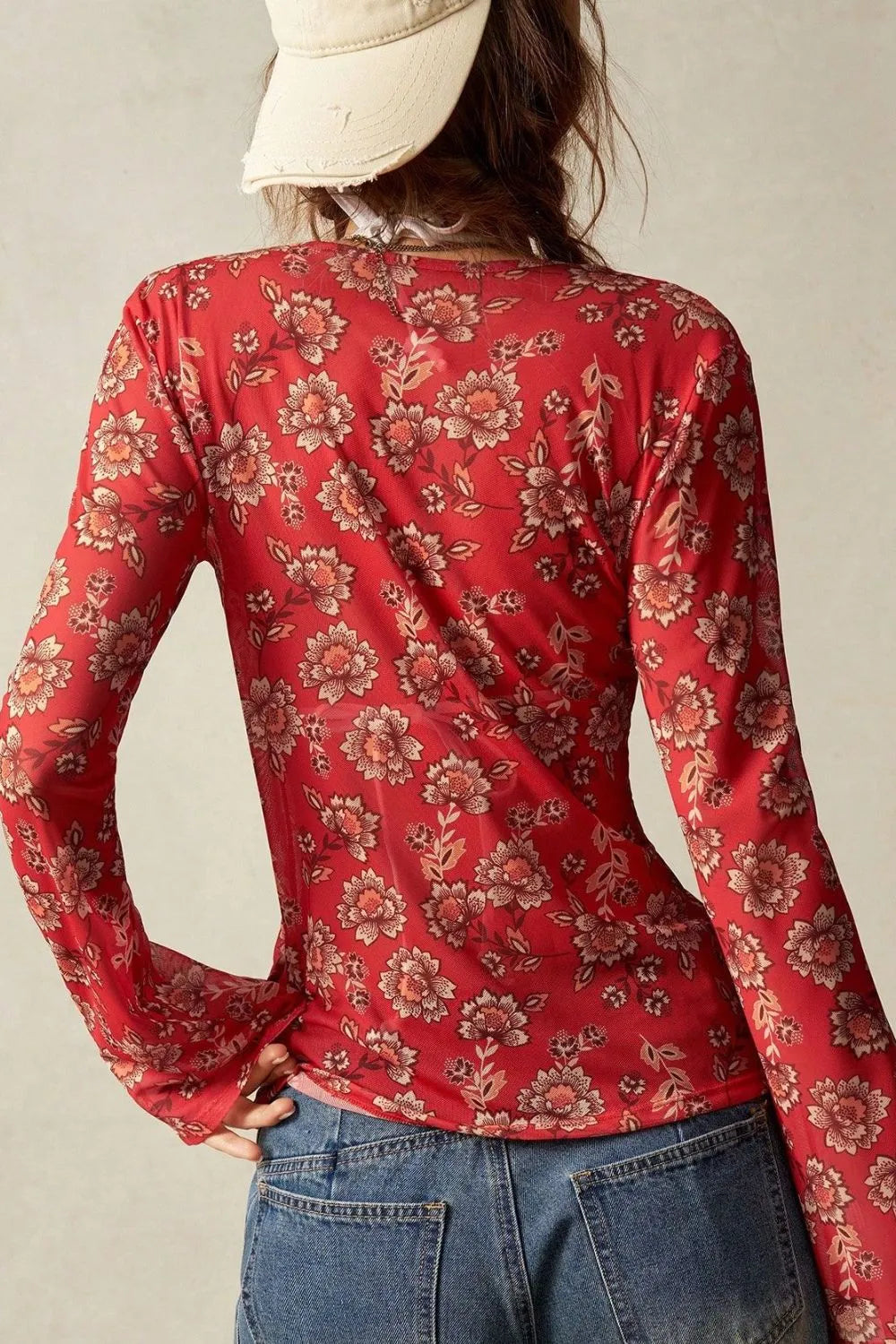 Camisa floral con botones al frente y mangas acampanadas