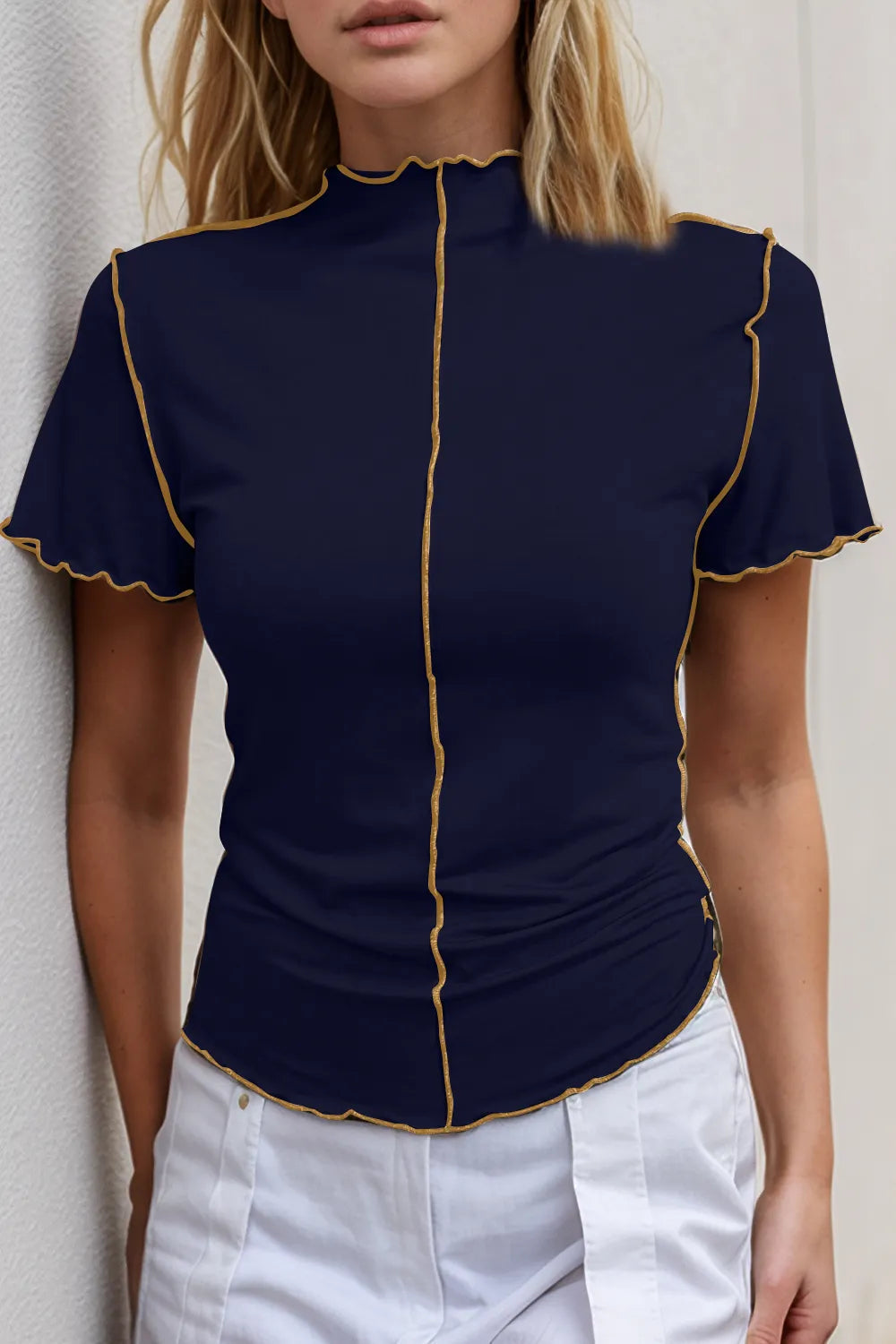 Camiseta de manga corta con cuello alto y ribete en contraste