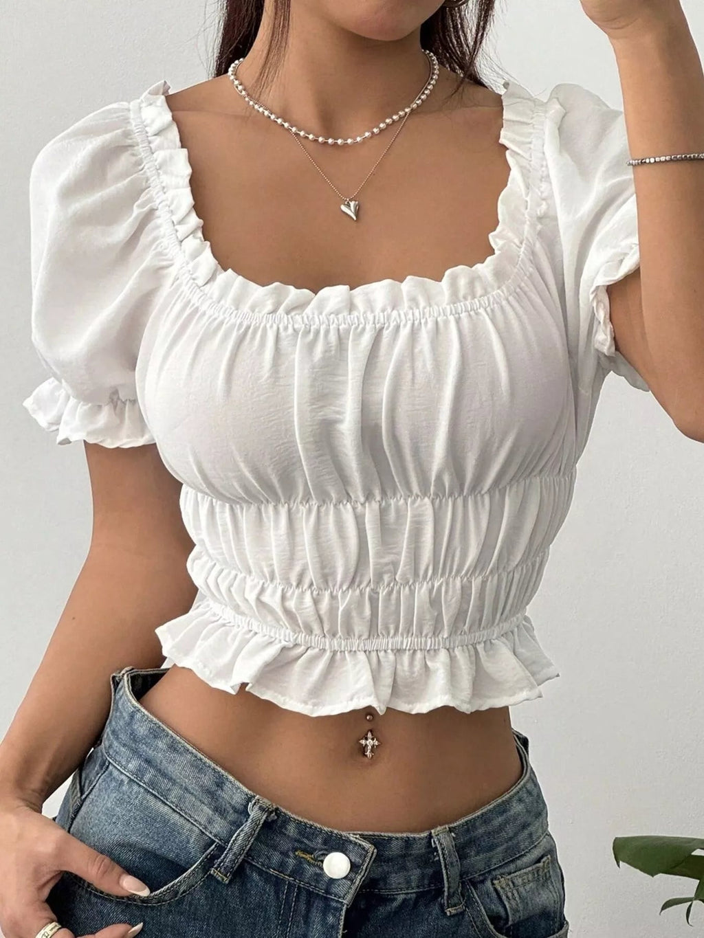 Blusa corta con mangas abullonadas y dobladillo con volantes