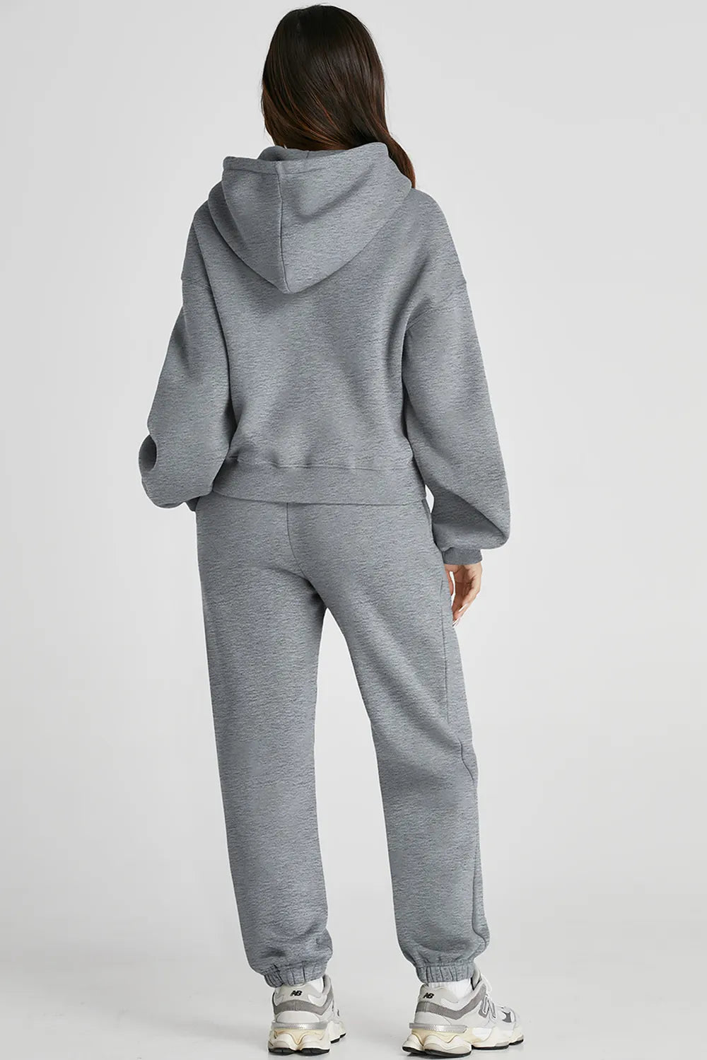 Conjunto deportivo de top y pantalón con capucha y hombros caídos