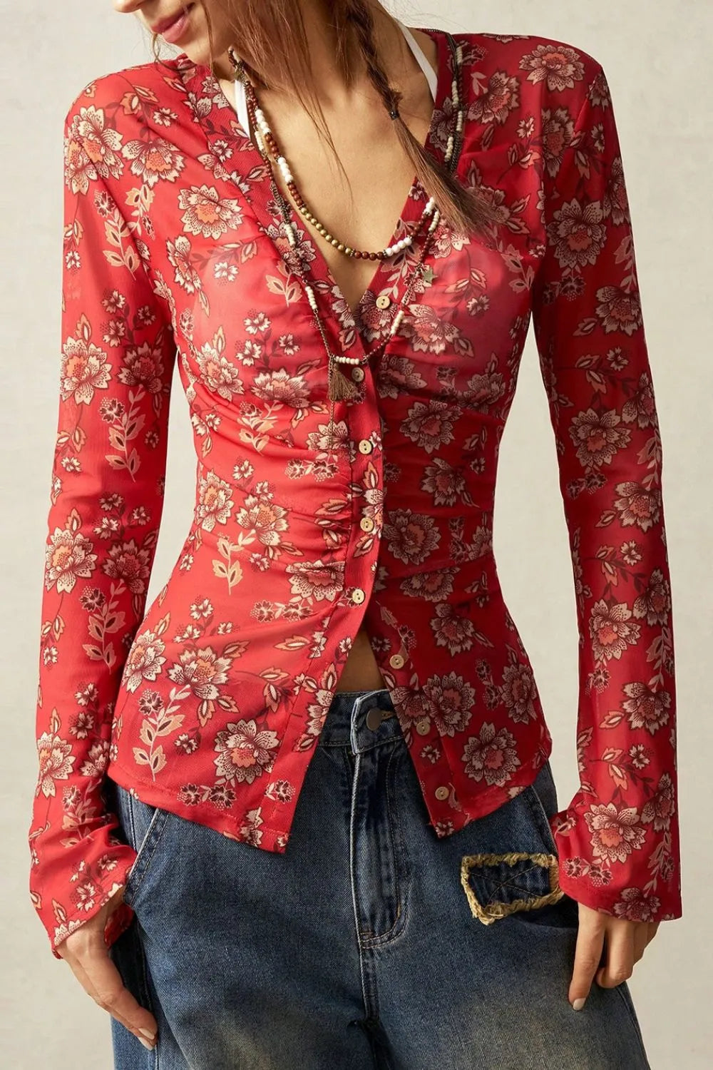 Camisa floral con botones al frente y mangas acampanadas