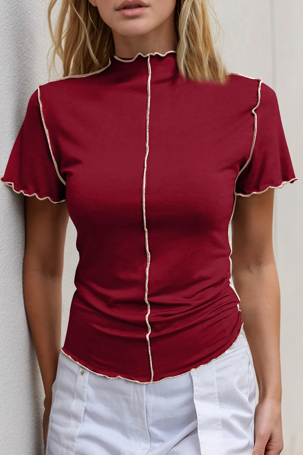Camiseta de manga corta con cuello alto y ribete en contraste