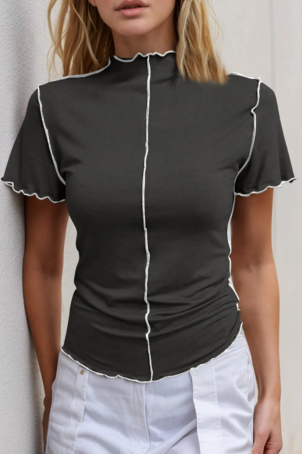 Camiseta de manga corta con cuello alto y ribete en contraste