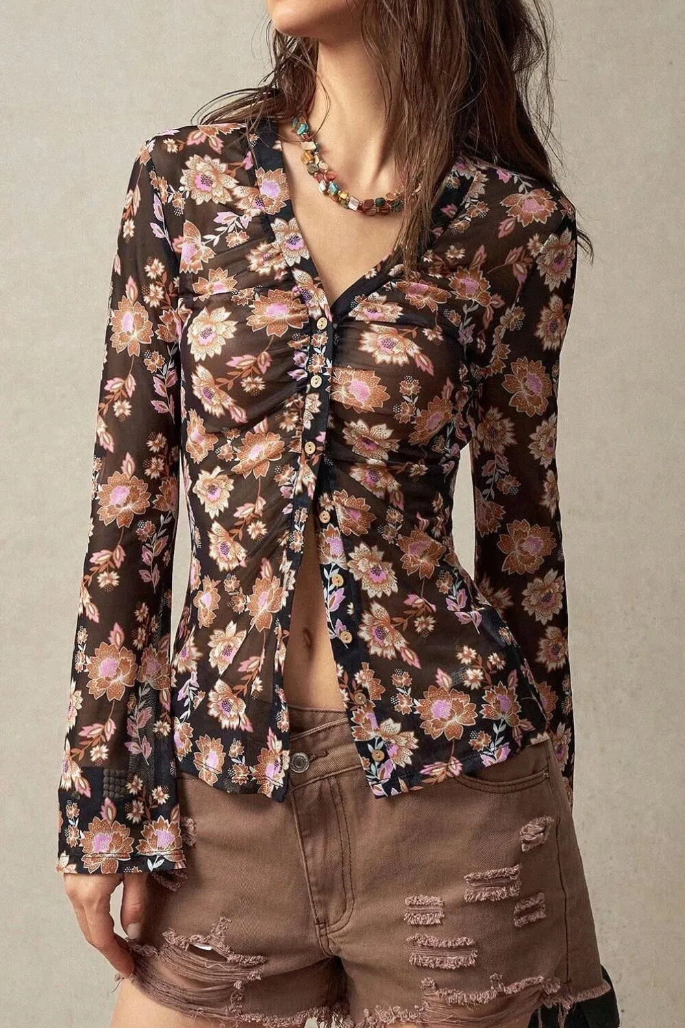 Camisa floral con botones al frente y mangas acampanadas