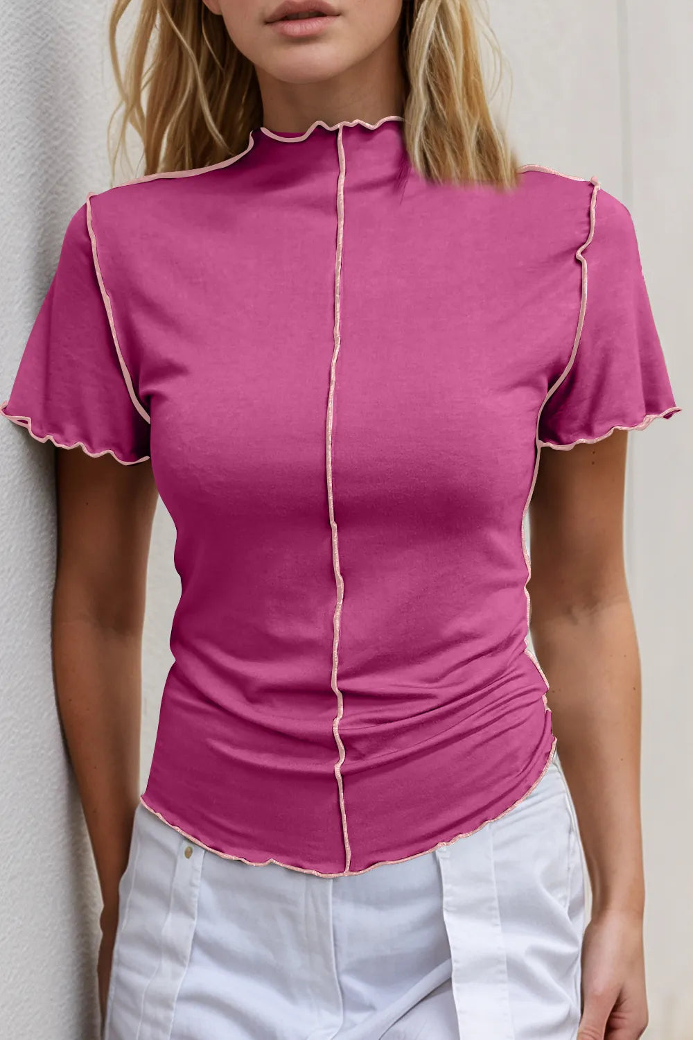 Camiseta de manga corta con cuello alto y ribete en contraste