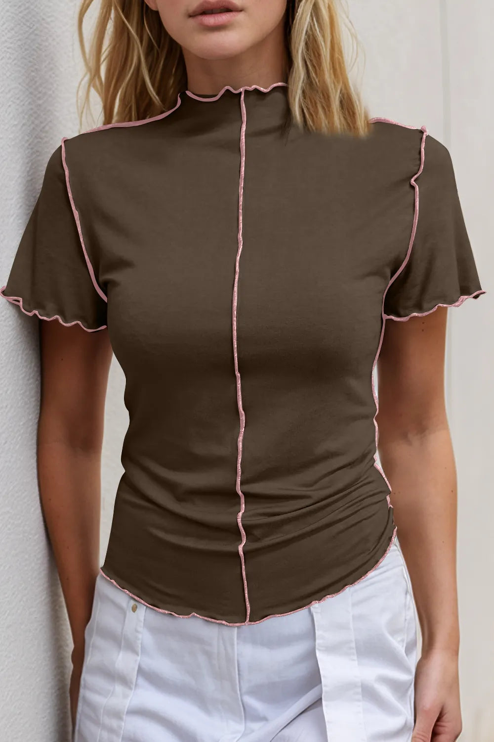Camiseta de manga corta con cuello alto y ribete en contraste