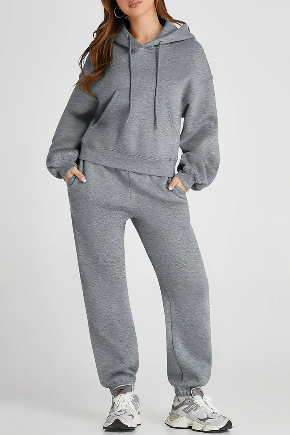 Conjunto deportivo de top y pantalón con capucha y hombros caídos