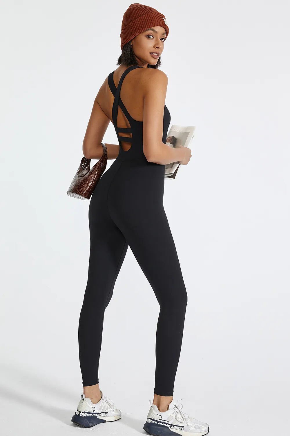 Mono deportivo con tirantes anchos y espalda cruzada