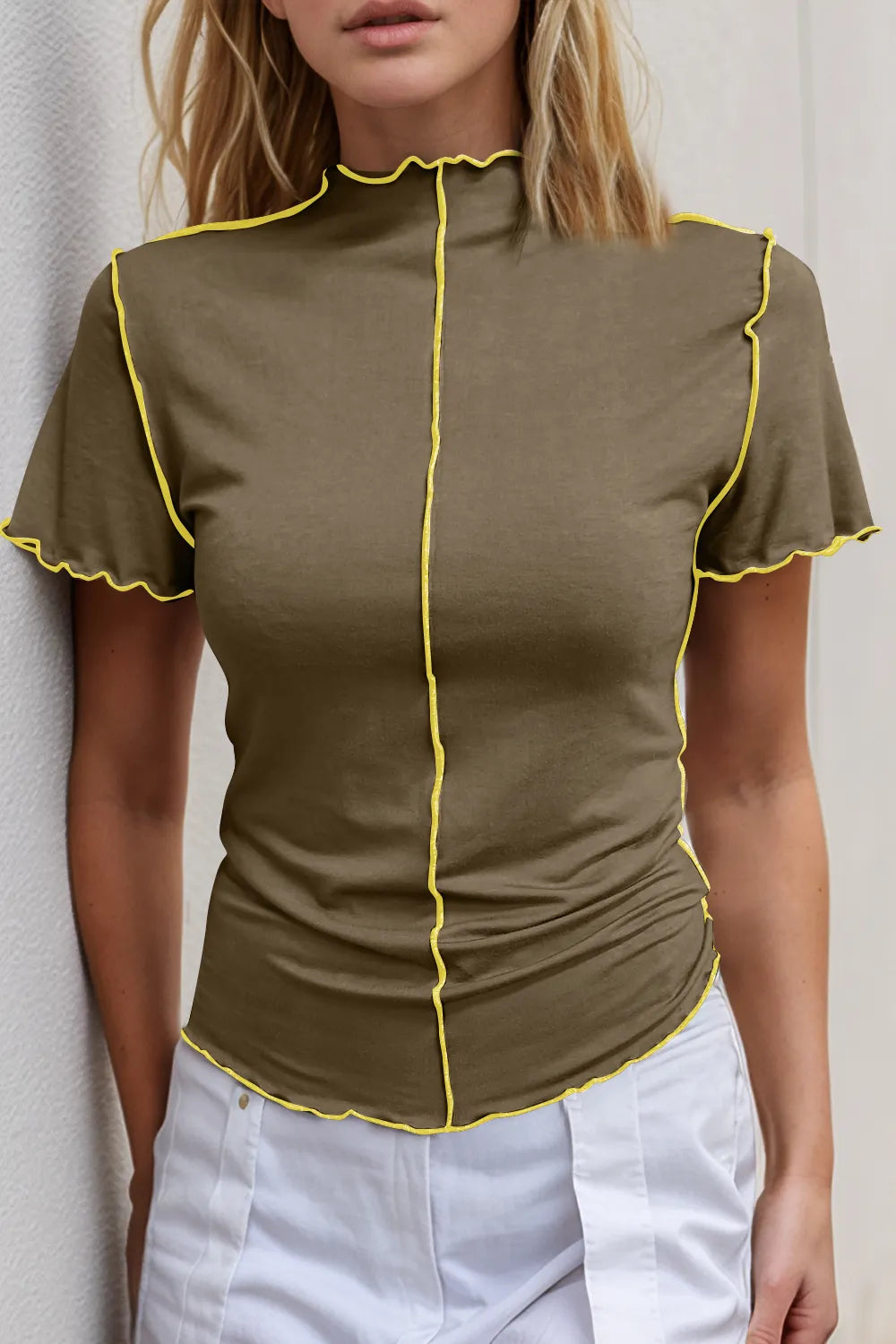 Camiseta de manga corta con cuello alto y ribete en contraste