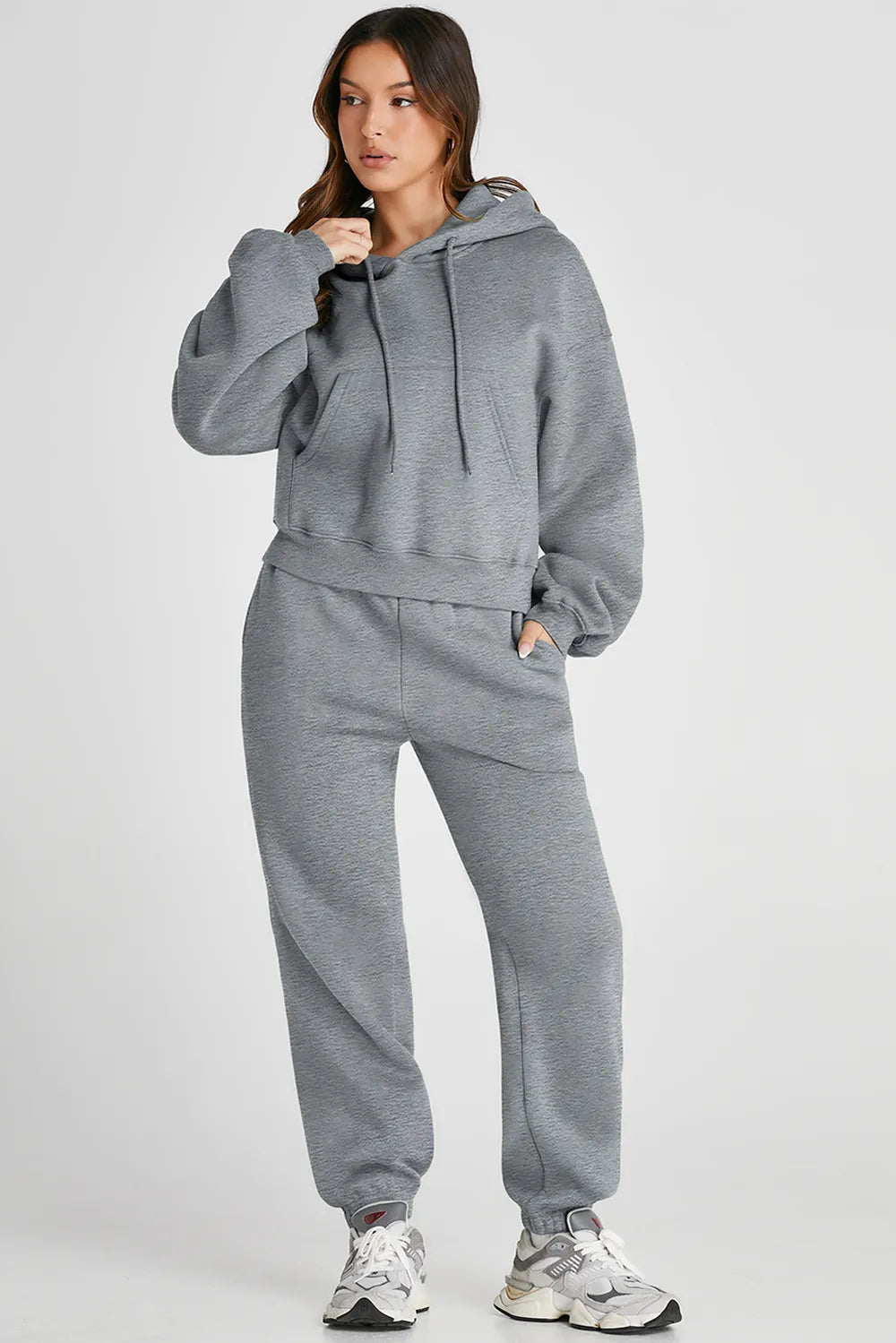 Conjunto deportivo de top y pantalón con capucha y hombros caídos
