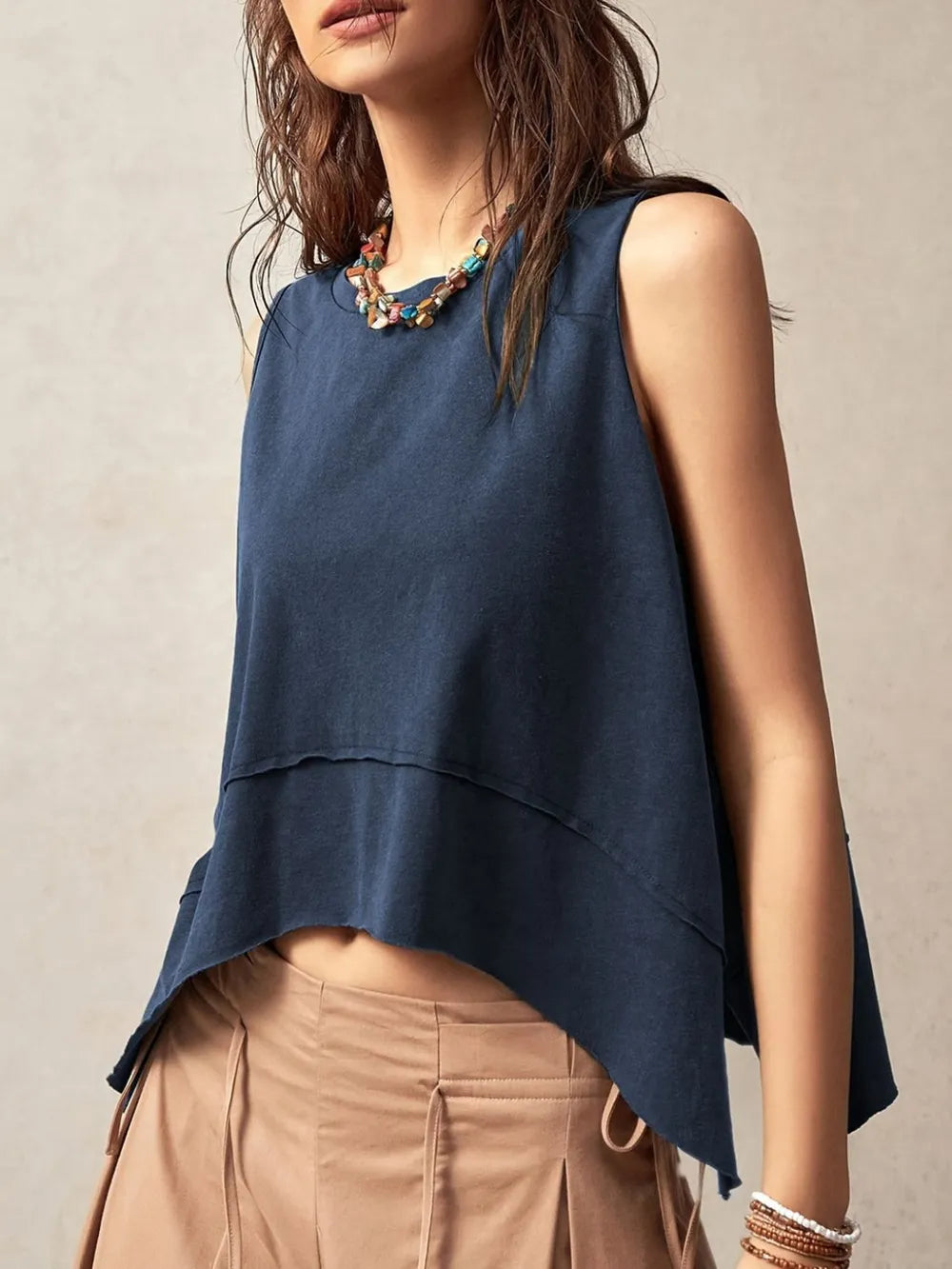 Camiseta de cuello redondo con abertura lateral y costura expuesta
