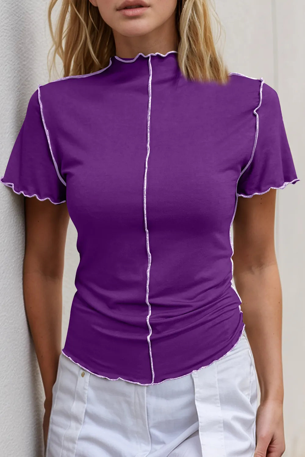 Camiseta de manga corta con cuello alto y ribete en contraste