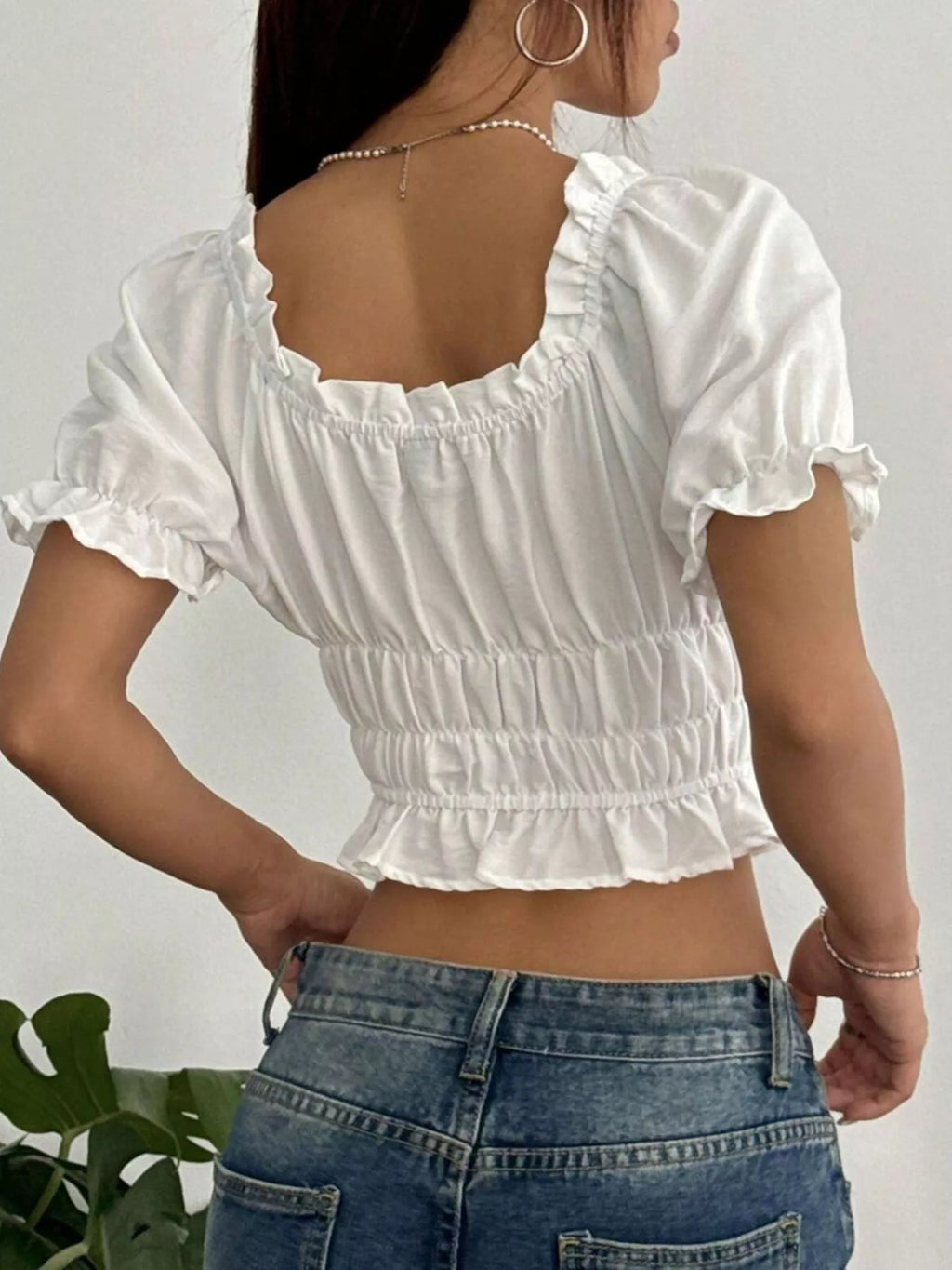 Blusa corta con mangas abullonadas y dobladillo con volantes