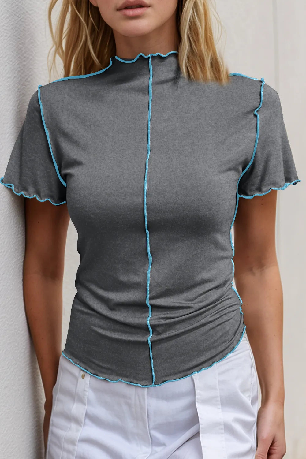 Camiseta de manga corta con cuello alto y ribete en contraste