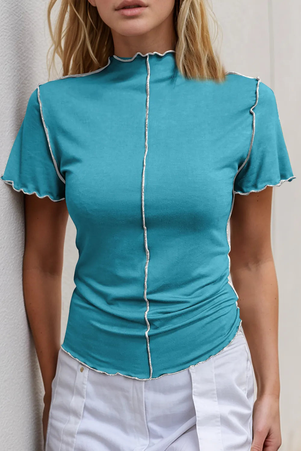 Camiseta de manga corta con cuello alto y ribete en contraste