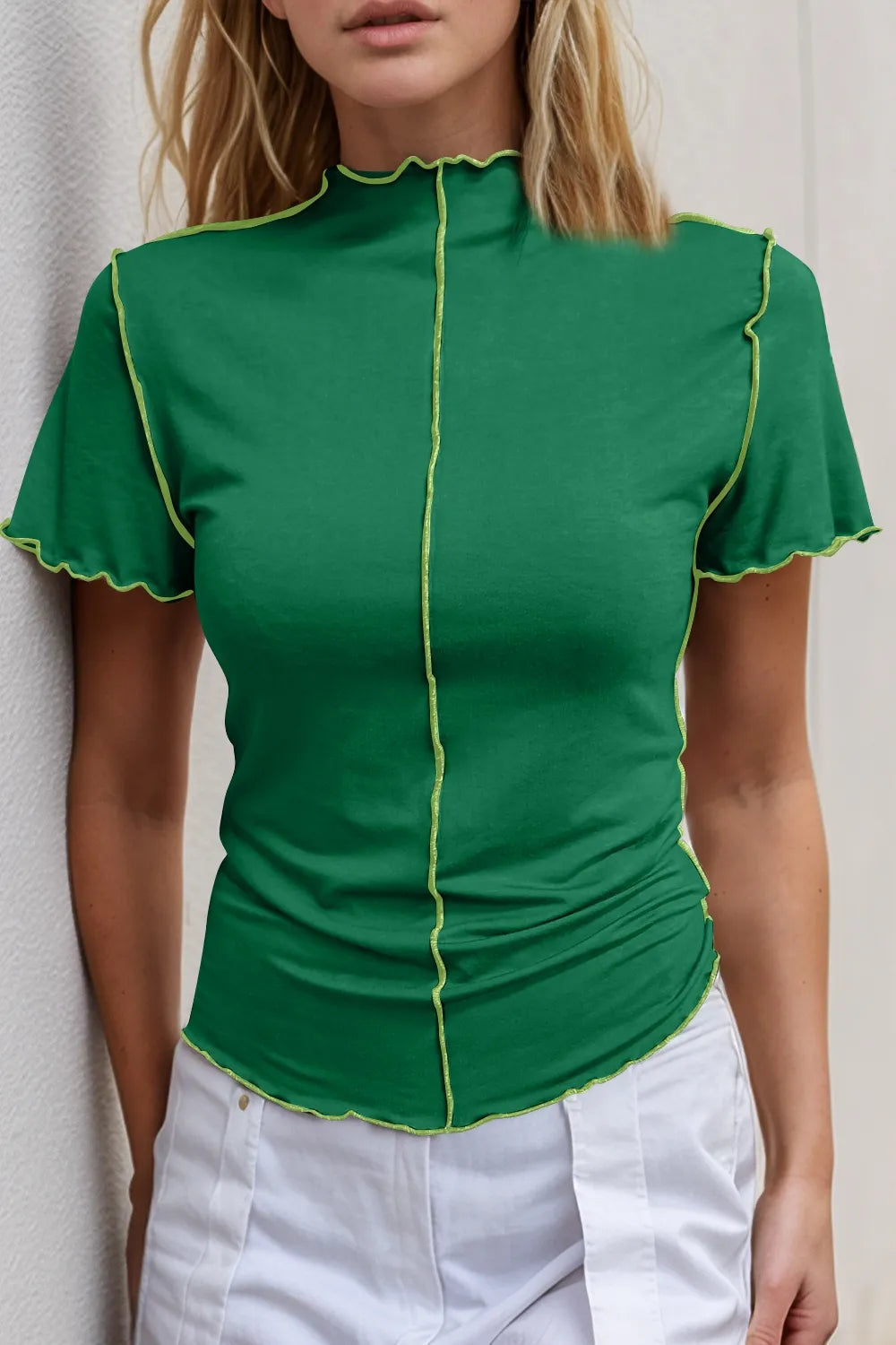 Camiseta de manga corta con cuello alto y ribete en contraste