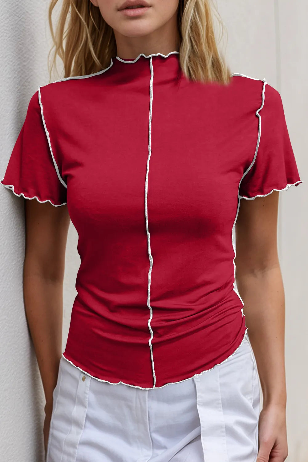 Camiseta de manga corta con cuello alto y ribete en contraste